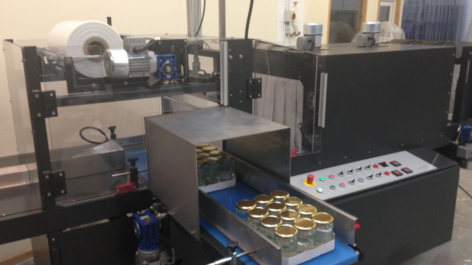Shrink wrapping machine