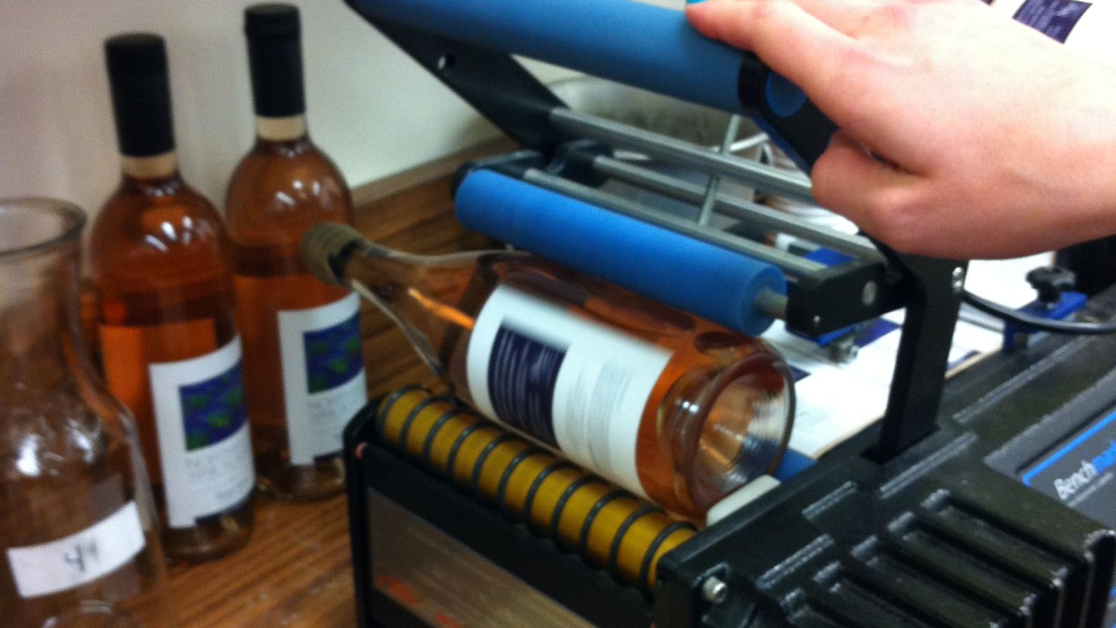 Bottle labeling machine