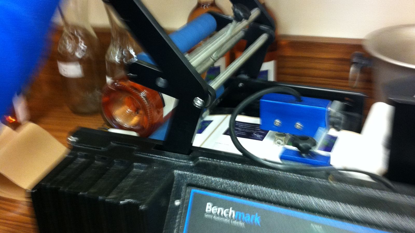 Labeling machine applying wine labels